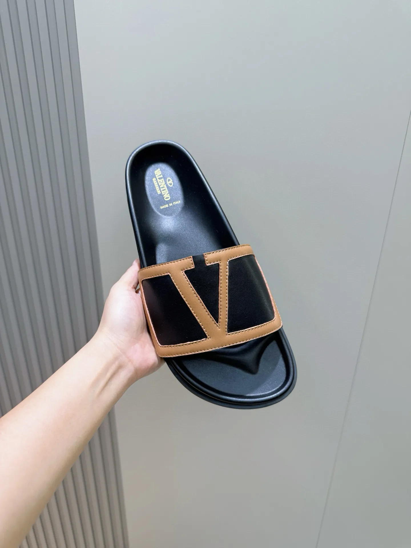 [VALENTINO] Top P: 540💰 Size: 39-44 (customized at 38.45) 🆕2025VLT — Valentino’s latest summer men’s slippers. The use of imported cowhide elements on slippers has been sublimated! It is worthy of recognition both visually and in terms of quality. Excellent quality, comfortable and durable! The embellishment of the perforated V hardware on the toe adds a sense of fashion! Cowhide feet